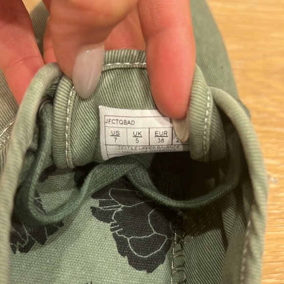 Billabong Addyson Trainers - size 7 - Picture 3 of 4